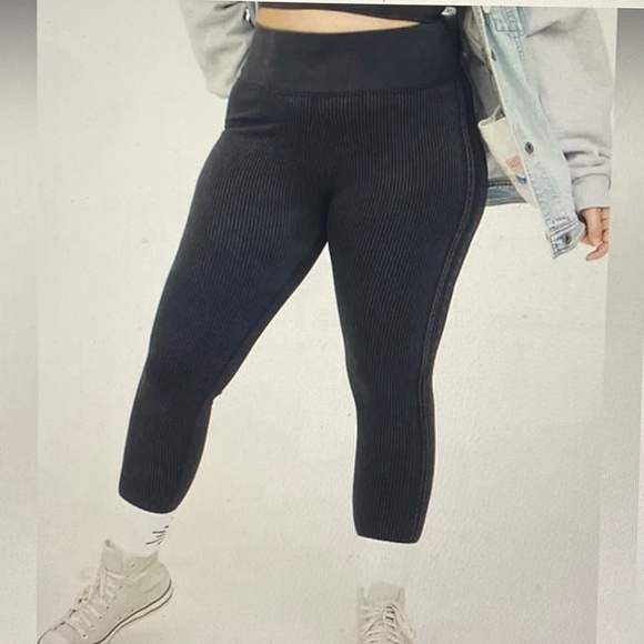 NEW OFFLINE BY AERIE Seamless Cable High Waisted Black 7/8 Length Legging XS - Picture 5 of 12